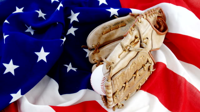 Baseball-und-Handschuhe-auf-eine-amerikanische-Flagge