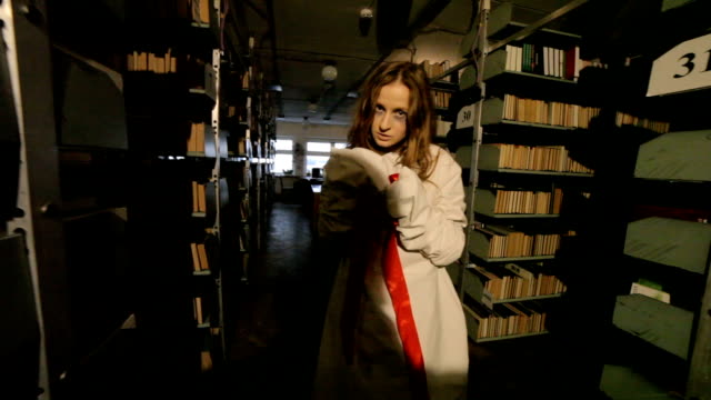 Mujer-de-miedo-es-un-fantasma-en-el-almacén-de-libros.
