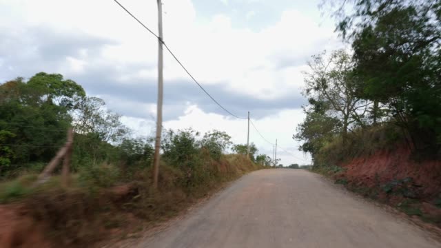 Fahren-auf-eine-brasilianische-Landschaft