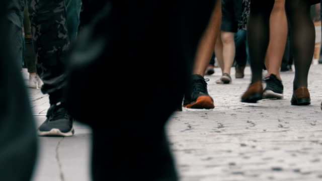 Beine-der-Menge-Menschen-auf-der-Straße
