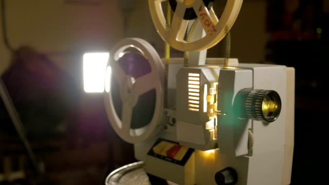 Alte-Film-Projektor-in-Betrieb