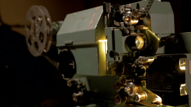 Alte-mechanische-Film-Projektor-arbeiten