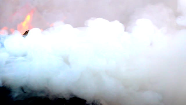 Smog-schwimmend-auf-Feuer-Flamme-auf-dunklem-Hintergrund