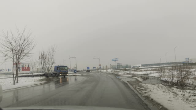 winter-weather-on-the-car-road---falling-snow