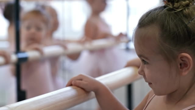 Mädchen-stehen-an-der-Ballettstange