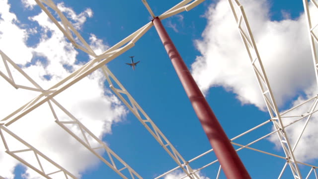 Große-Lagerhalle-Gebäude-Komplex-Flugzeug-im-blauen-Himmel