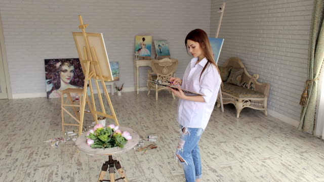 Portrait-of-girl-with-palette-of-colors-in-studio.