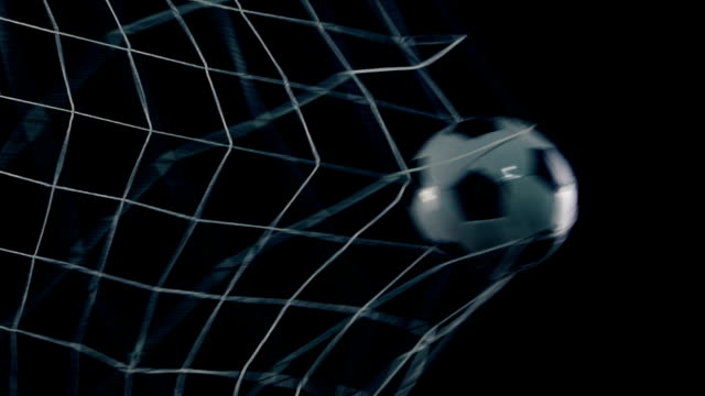 Soccer-Ball-schießt-Tor-auf-schwarzem-Hintergrund