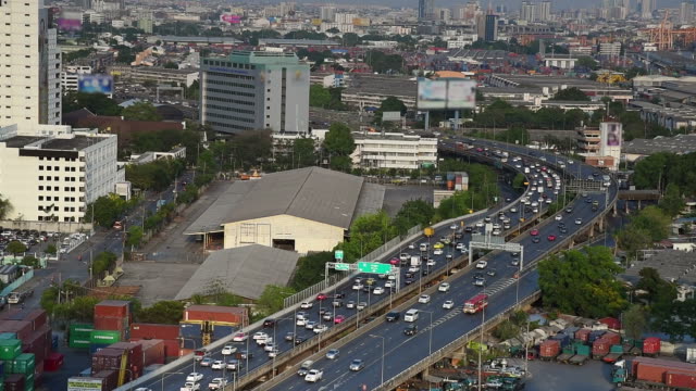 Pkw-Verkehr-auf-der-Autobahn-urban-in-der-Stadt