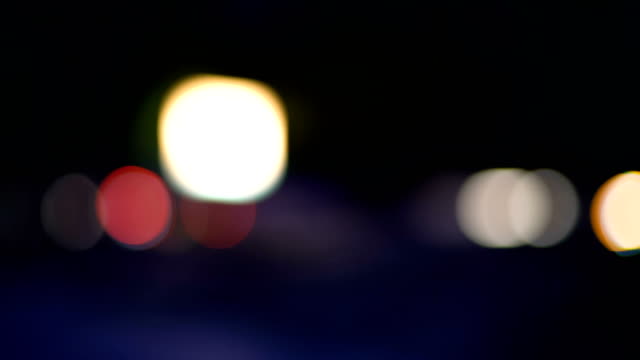 Nachtleben-der-Stadt,-Auto-Lichter-in-der-Nacht,-bunten-Bokeh,-abstrakten-Hintergrund-unscharf