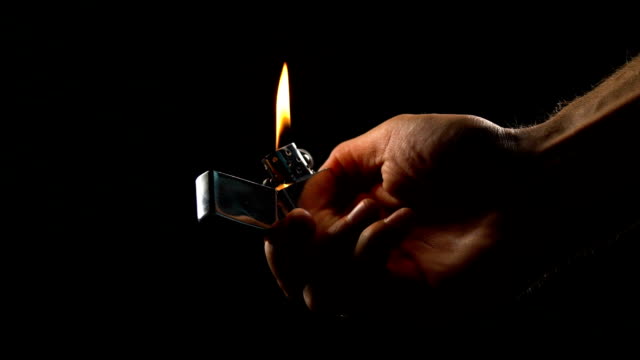 Männliche-Hand-Feuer-Flamme-mit-Zigarettenanzünder,-Gasexplosion-oder-Brandstiftung-Bedrohung