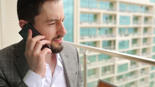 Retrato-de-hombre-de-negocios-enojado-hablando-ruidosamente-en-el-teléfono