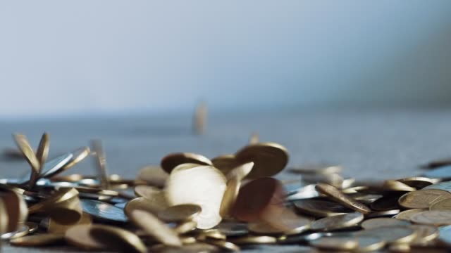 Closeup-Zeitlupe-fallen-Münzen