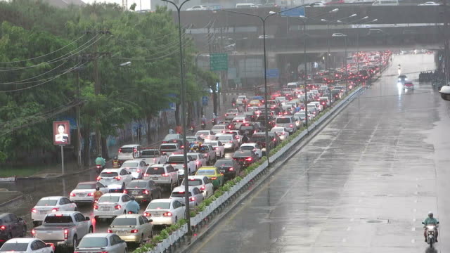 Traffic-jam-in-heavy-rain