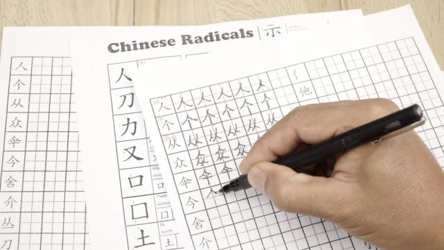 Aprender-a-escribir-caracteres-chinos-en-aula