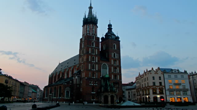 Basílica-de-Santa-María-en-Cracovia,-lapso-de-tiempo-de-noche