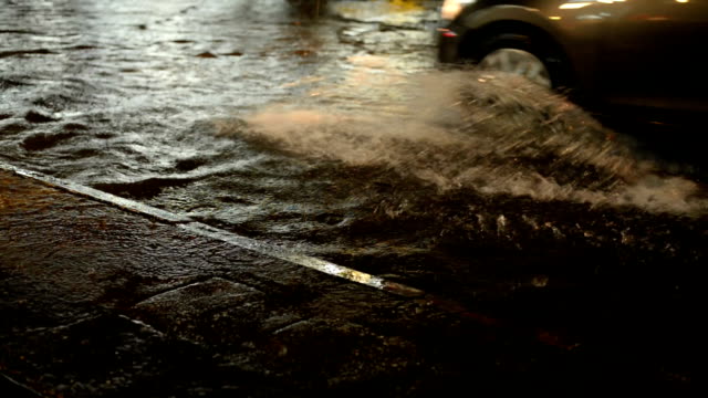 Flut-Straßenverkehr-an-einem-regnerischen-Abend