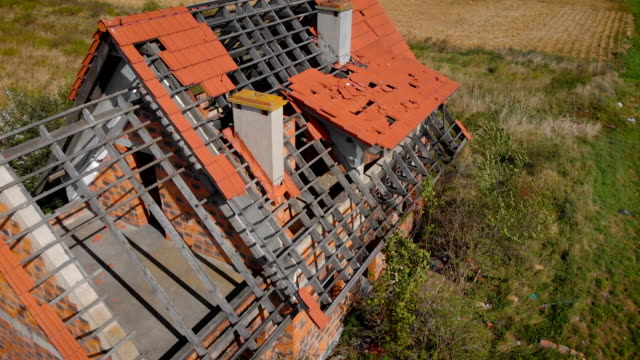 verlassene-Hausruine-(Luftbild)