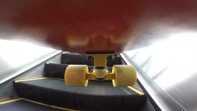 Reisende-mit-Skateboard-auf-Rolltreppe,-auf-Zug.--u-Bahn-u-Bahnstation.-Moderne-Rolltreppe-Treppen-hinauf-bewegen.