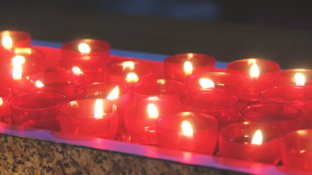 Brennende-Kerzen-auf-den-Altar-in-der-Kirche.
