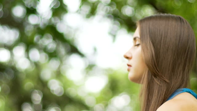 Frau-im-Park-Closeup,-weibliches-Gesicht-mit-geschlossenen-Augen-Platz-für-Anzeigentext-zu-meditieren