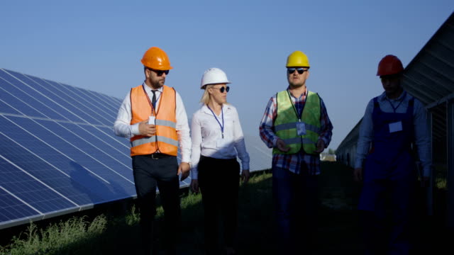 Elektrischen-Arbeiter-zu-Fuß-in-ein-Solarpark