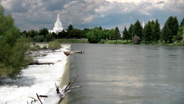 ein-Wehr-am-Snake-River-und-den-Mormonen-Tempel-in-Idaho-falls