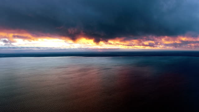 Der-Flug-über-das-Wasser-auf-den-malerischen-Cloud-Stream-Hintergrund