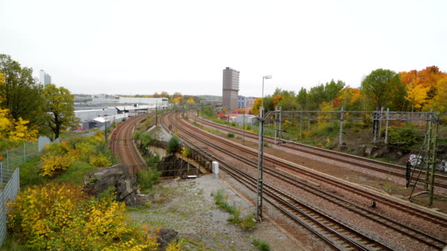 Las-vías-del-tren-de-la-estación-de-tren-en-Estocolmo-Suecia