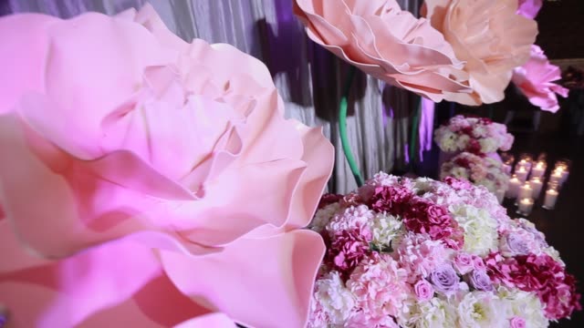 Blumenstrauß-in-ein-romantisches-Candle-light-eine-Event-Party-oder-Hochzeitsfeier