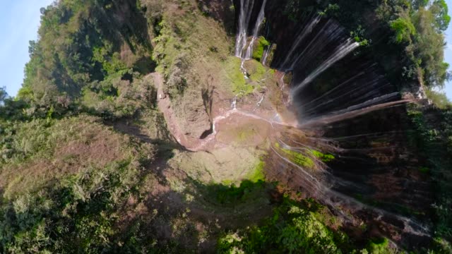 Wunderschönen-tropischen-Wasserfall-Coban-Sewu,-Indonesien