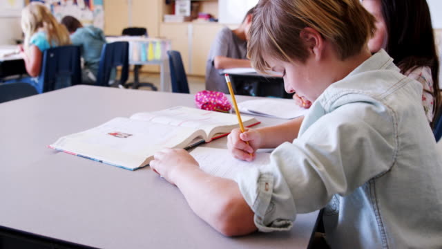 Niños-de-escuela-primaria-en-clase-durante-una-prueba-de-escritorio