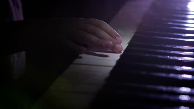 A-child-plays-the-piano