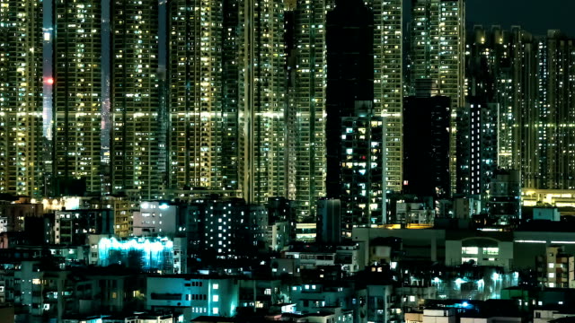 Muy-alta-densidad-de-torres-de-apartamentos-en-Hong-Kong-en-la-noche