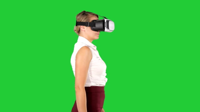 Mujer-en-auricular-VR-caminando-sobre-una-pantalla-verde-Chroma-Key