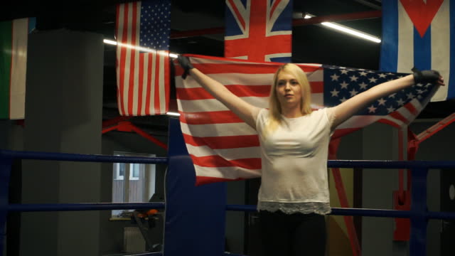 Boxer-hermosa-chica-con-una-bandera-americana-en-sus-manos