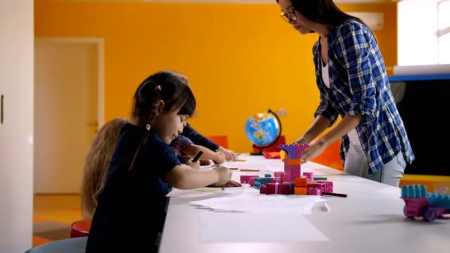 Multikulturelle-Kinder-zeichnen-im-kindergarten