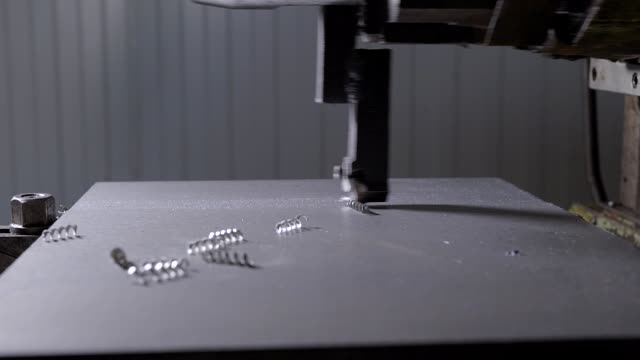 máquina-de-pulir-es-cortar-la-capa-superior-del-metal-detalle-formando,-caen-virutas-de-metal,-primer-plano