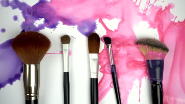 Splashes-paints-on-makeup-brushes-in-slow-motion