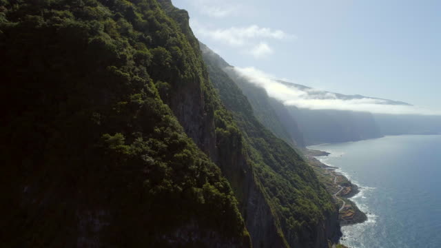 Steigenden-Blick-auf-bergigen-Küste-von-Madeira