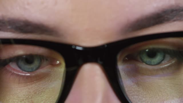 Frau-in-Gläsern-auf-Computerbildschirm