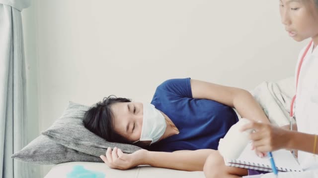 Asiatische-Mädchen-in-Arztuniform-behandeln-ihre-Mutter-zu-Hause,-Lifestyle-Konzept.