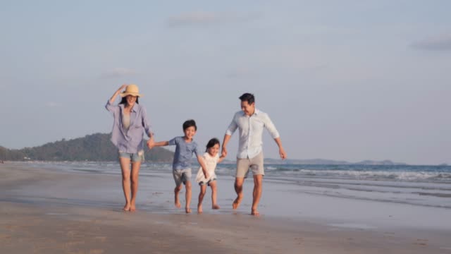 SLOW-MOTION,-asiatische-Familie,-die-mit-glücklicher-Emotion-am-Strand-zusammen-läuft.-Familien-,-Urlaubs-und-Reisekonzept.
