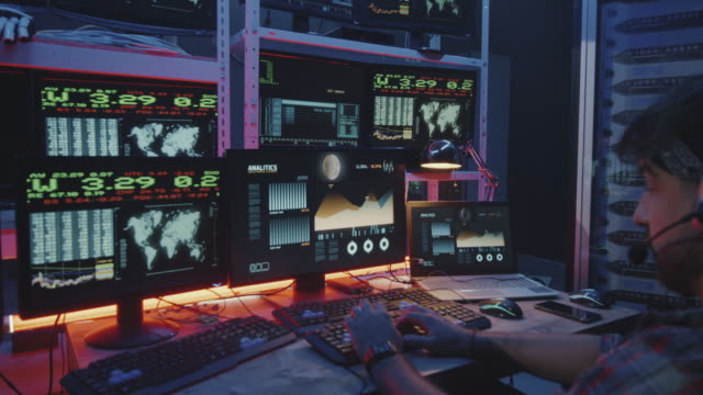 Hacker-mit-Computer-mit-mehreren-Monitoren