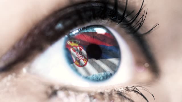 mujer-ojo-azul-en-primer-plano-con-la-bandera-de-serbia-en-el-iris-con-el-movimiento-del-viento.-concepto-de-vídeo