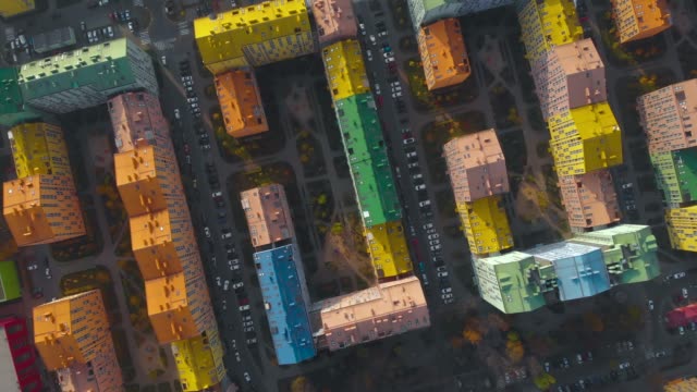 Edificios-coloridos-de-un-distrito-residencial.-Arriba