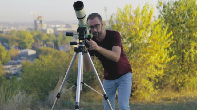 Astrónomo-con-un-telescopio-observando-los-cielos-un-entorno-urbano.