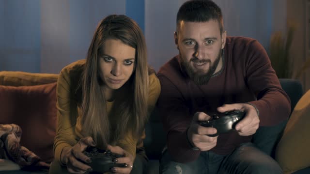 Paar-spielt-Videospiele-zusammen