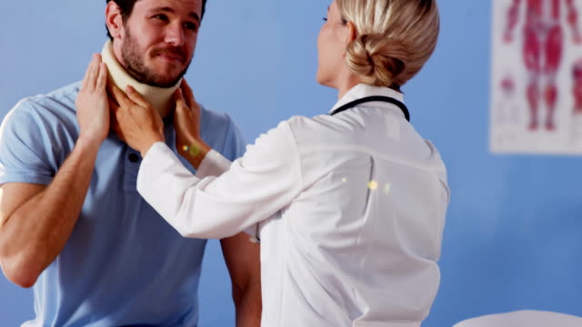 Physiotherapeut-untersucht-Hals-einer-Patientin