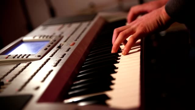 Hombre-tocando-teclado-sintetizador